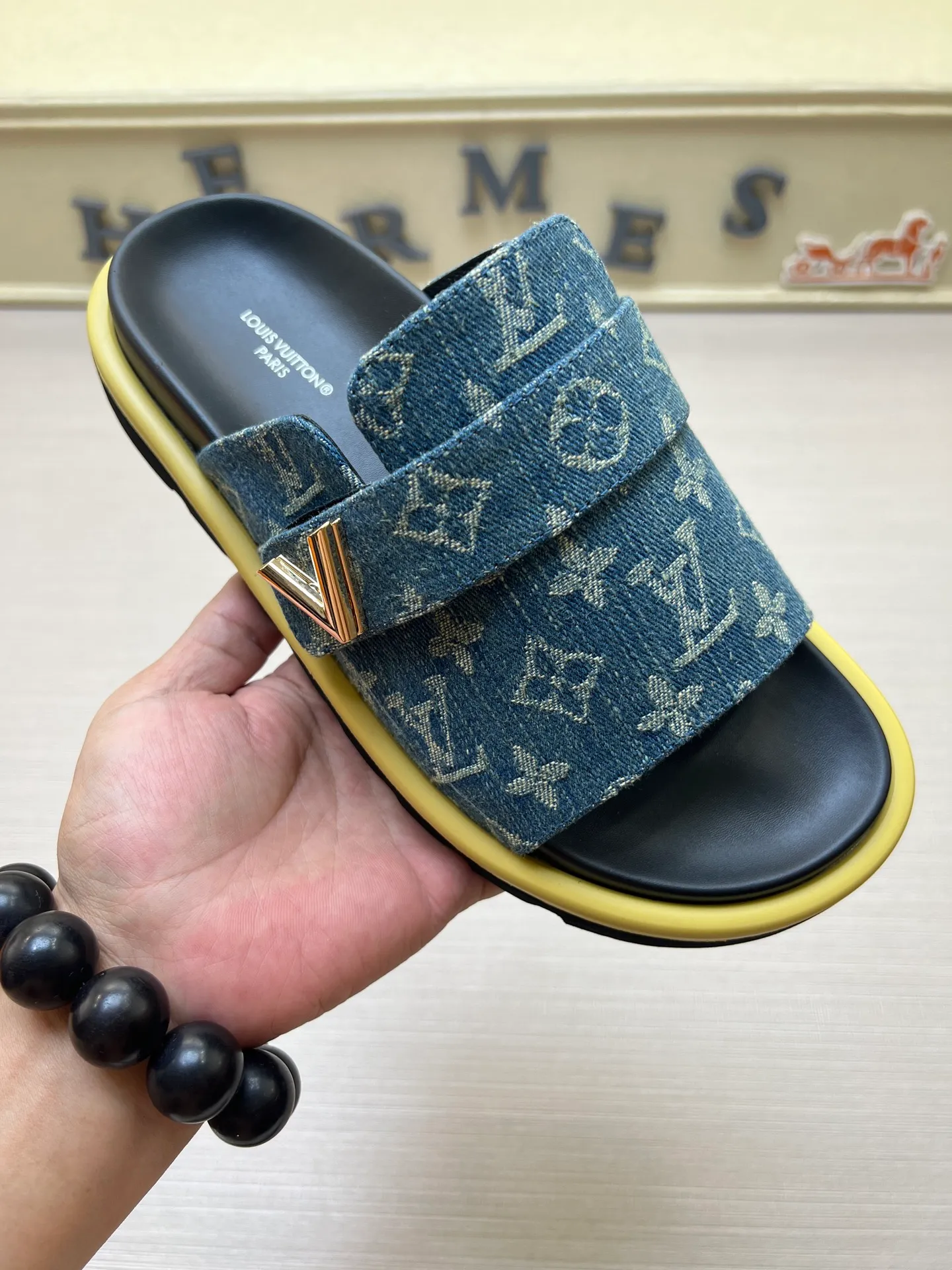Factory price: 360💰【LOUIS VUITTON】Louis Vuitton, LV printing, men's and women's slippers are on the market, drawer box packaging with cloth bag, card, the upper pattern looks very soft and waxy, super versatile leg slimming artifact. Fabric: imported denim/canvas/old fabric, LV hardware LOGO, official website pattern printing, comfortable to wear, foot pads: high elastic men's shoes💰U water table. Sole: foam sole, heel height: about 5cm. Code number: 35-46, 35, 45, 46 are custom-made and non-returnable. Color: multiple colors and styles available.